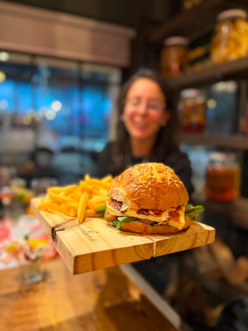 Burger con papas en tabla de madera