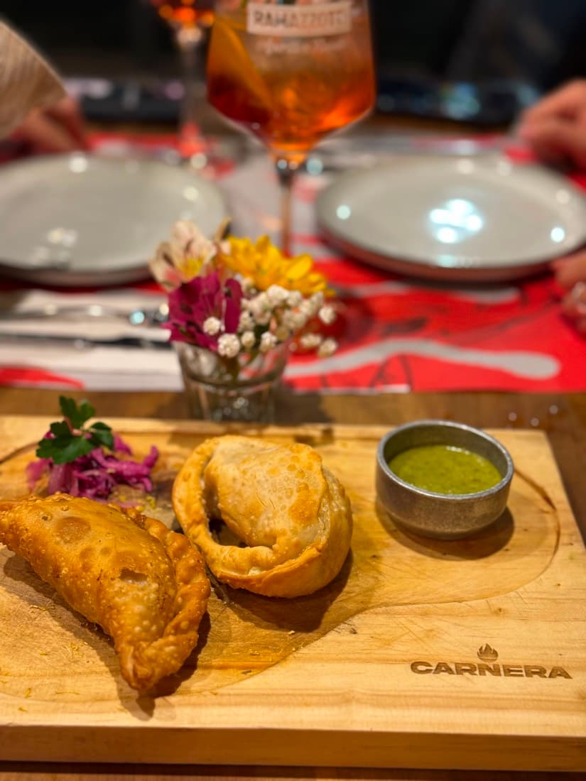 Sartén de carne a las brasas